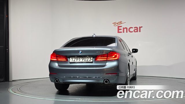 BMW 5 Series G30 530i Luxury Plus - фото 3