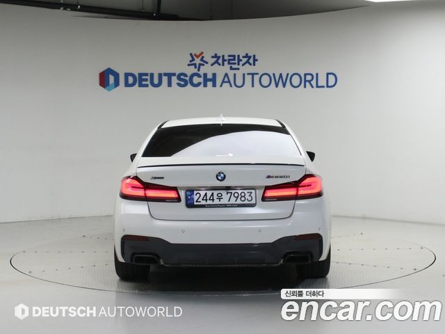 BMW 5 Series G30 M550i xDrive - фото 3