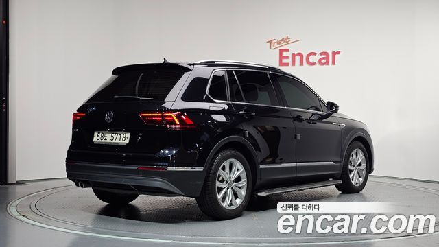 Volkswagen Tiguan 2-го поколения 2.0 TDI Premium - фото 1