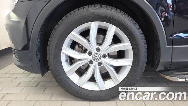 Volkswagen Tiguan 2-го поколения 2.0 TDI Premium - фото 4