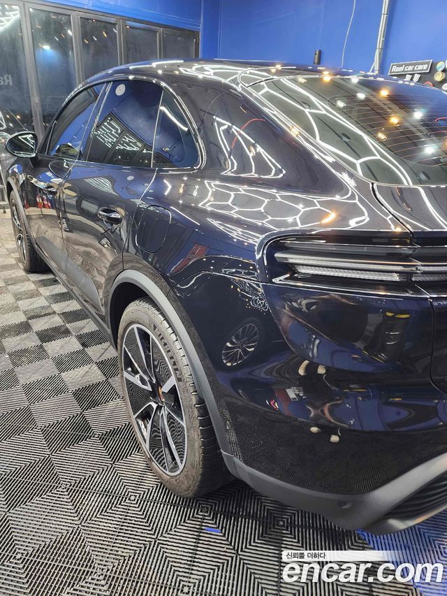 Porsche Macan EV 4S - фото 1