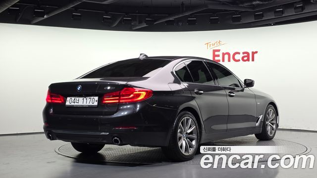 BMW 5 Series G30 520i Luxury - фото 1