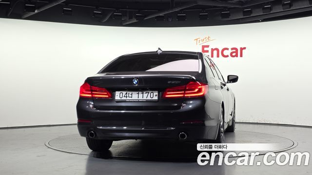 BMW 5 Series G30 520i Luxury - фото 3