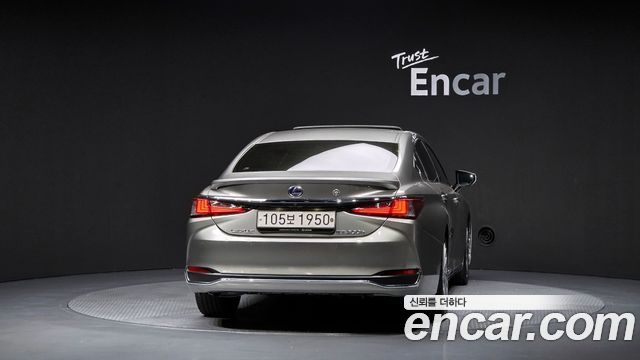 Lexus ES 300h 7-го поколения Executive - фото 3