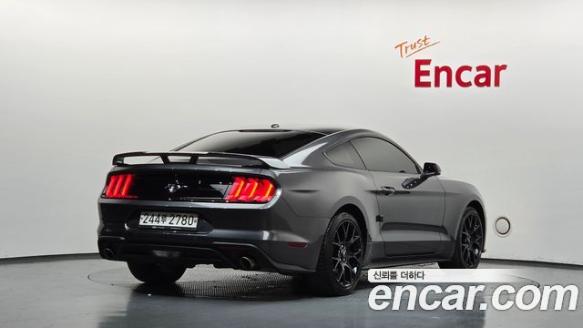Ford Mustang Coupe - фото 1