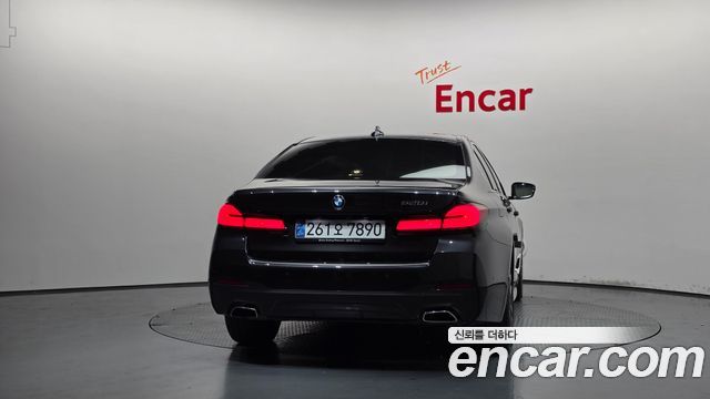 BMW 5 Series G30 520i M Sport - фото 3
