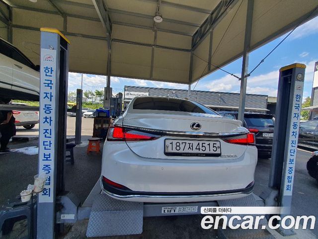 Lexus ES 300h 7-го поколения Luxury Plus - фото 1