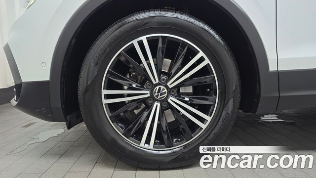 Volkswagen Tiguan 2-го поколения 2.0 TDI Premium - фото 4