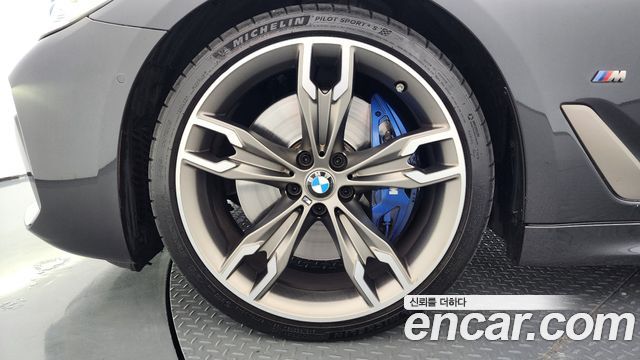 BMW 5 Series G30 M550i xDrive - фото 4