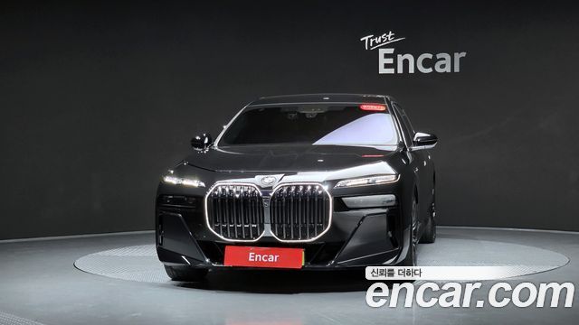 BMW 7 Series G70 740d xDrive M Sport - фото 1