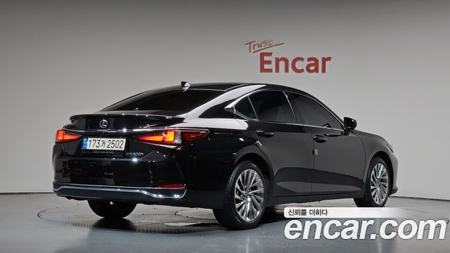 Lexus ES 300h 7-го поколения Executive - фото 1