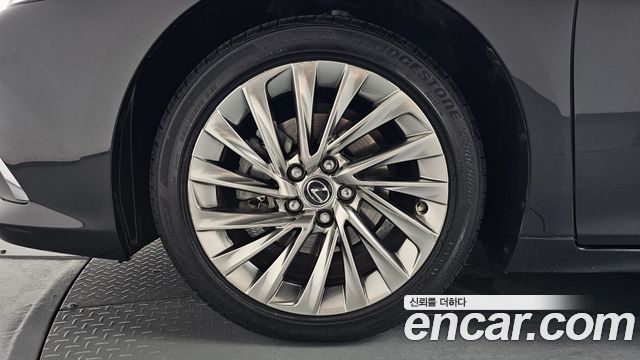 Lexus ES 300h 7-го поколения Executive - фото 4