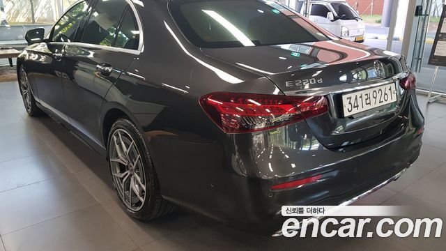 Mercedes-Benz E-Class W213 E220d 4MATIC AMG Line - фото 1