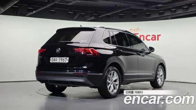 Volkswagen Tiguan 2-го поколения 2.0 TDI Premium - фото 1