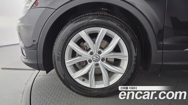 Volkswagen Tiguan 2-го поколения 2.0 TDI Premium - фото 4