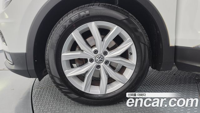 Volkswagen Tiguan 2-го поколения 2.0 TDI Premium - фото 4