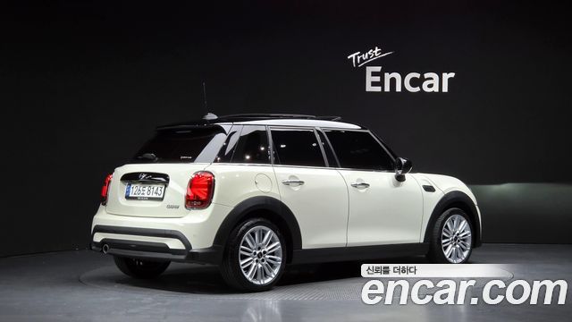 Mini Cooper 5-Door Classic Plus 3rd - фото 0