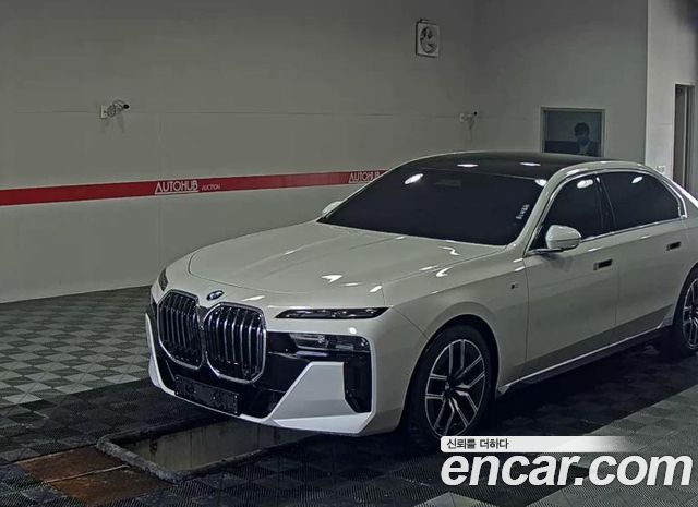 BMW 7 Series G70 740i xDrive M Sport - фото 0