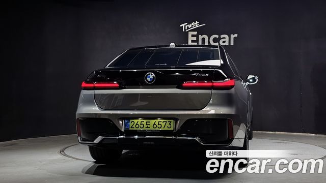 BMW 7 Series G70 740d xDrive M Sport - фото 3