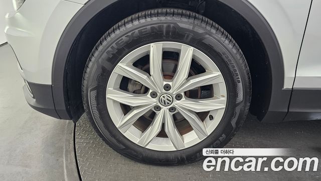 Volkswagen Tiguan 2-го поколения 2.0 TDI Premium - фото 4