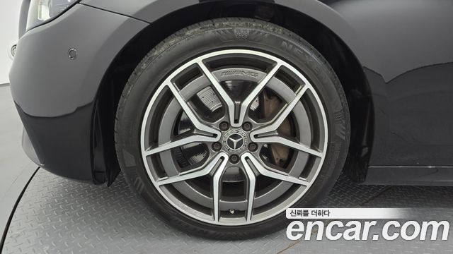 Mercedes-Benz E-Class W213 E220d 4MATIC AMG Line - фото 4