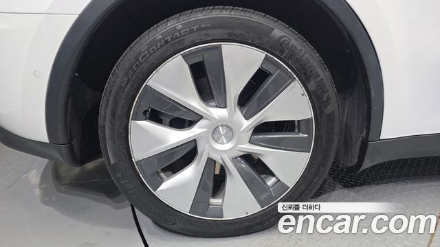 Tesla Model Y Long Range AWD - фото 4