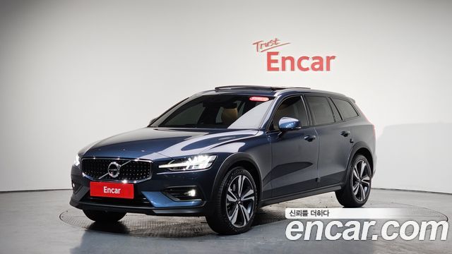 Volvo V60 Cross Country 2-го поколения B5 Pro AWD - фото 0