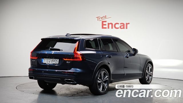 Volvo V60 Cross Country 2-го поколения B5 Pro AWD - фото 1