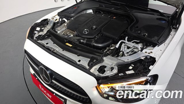 Mercedes-Benz E-Class W213 E220d 4MATIC AMG Line - фото 4