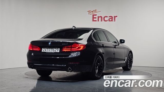 BMW 5 Series G30 530i Luxury Plus - фото 1