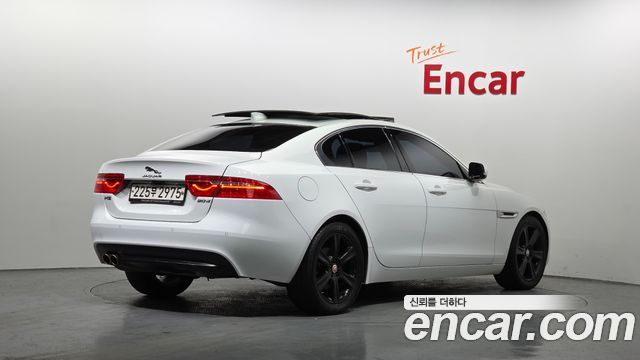Jaguar XE 20d Portfolio - фото 1