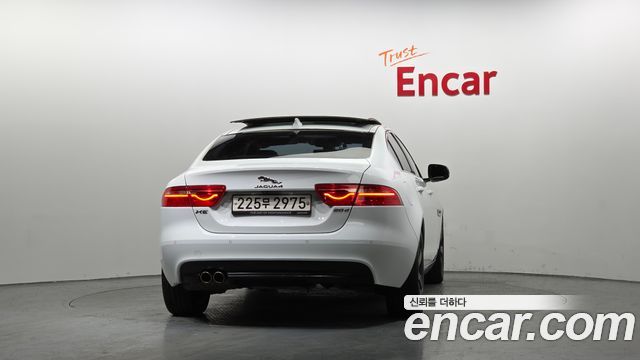 Jaguar XE 20d Portfolio - фото 3