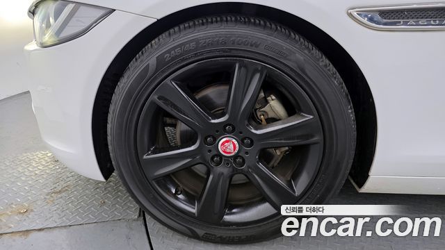 Jaguar XE 20d Portfolio - фото 4