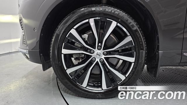 Volvo XC60 2-го поколения B6 Ultimate Bright - фото 4