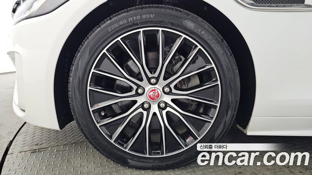 Jaguar XE D180 R-Dynamic S - фото 4