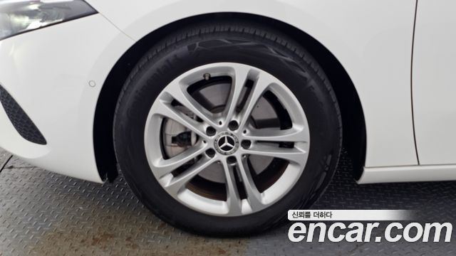 Mercedes-Benz A-Class W177 A220 Hatchback - фото 4
