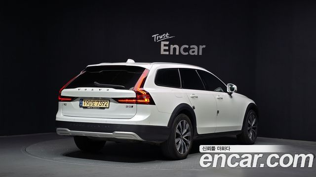 Volvo V90 Cross Country B5 Pro AWD - фото 1