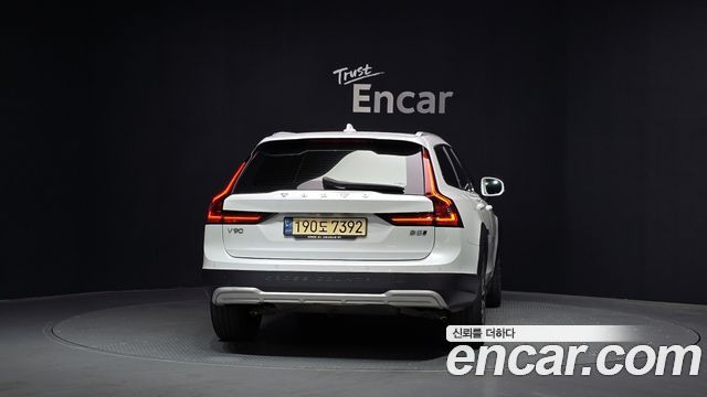 Volvo V90 Cross Country B5 Pro AWD - фото 3