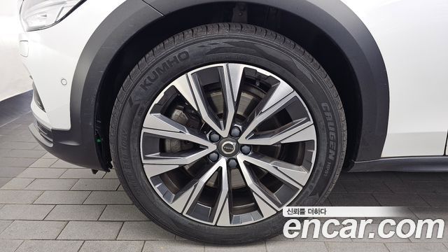 Volvo V90 Cross Country B5 Pro AWD - фото 4