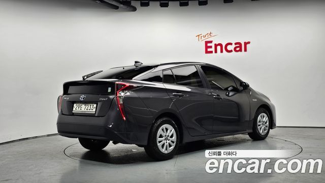 Toyota Prius 4-го поколения 1.8 E - фото 1