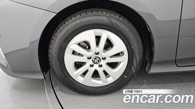 Toyota Prius 4-го поколения 1.8 E - фото 4