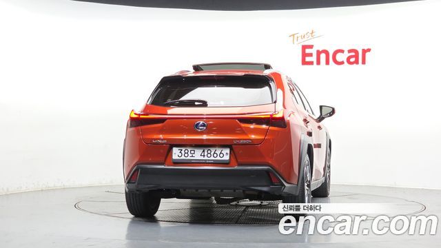 Lexus UX 250h 2.0 AWD - фото 2