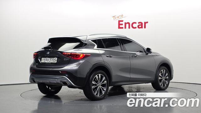 Infiniti QX30 2.0 Essential AWD - фото 1