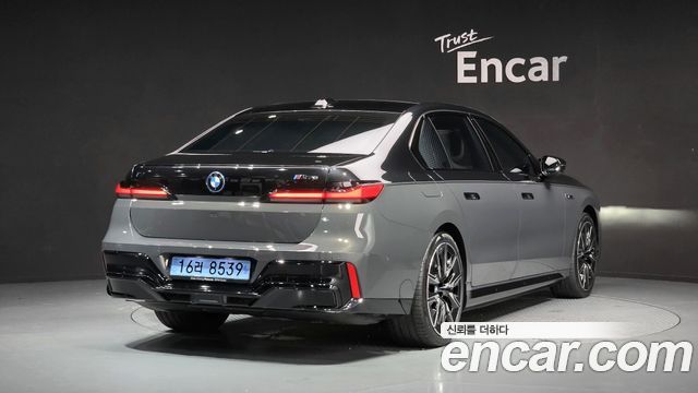 BMW i7 G70 M70 xDrive M Performance - фото 1