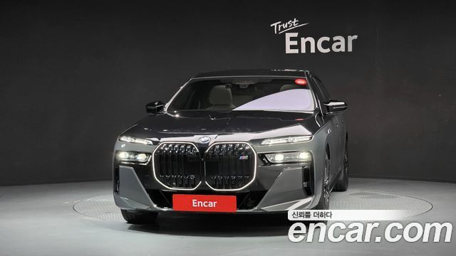 BMW i7 G70 M70 xDrive M Performance - фото 2