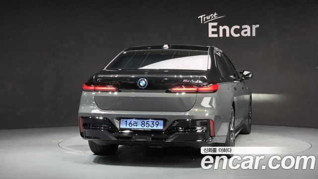 BMW i7 G70 M70 xDrive M Performance - фото 3