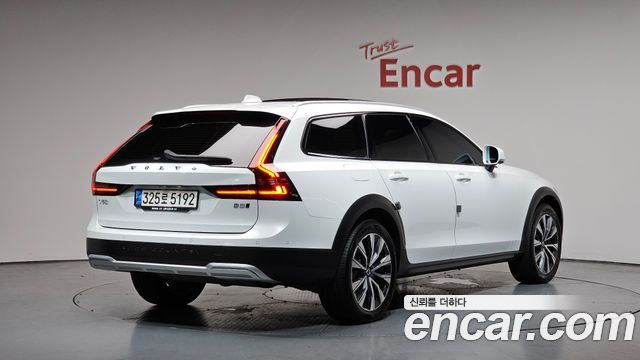 Volvo V90 Cross Country B5 Pro AWD - фото 0