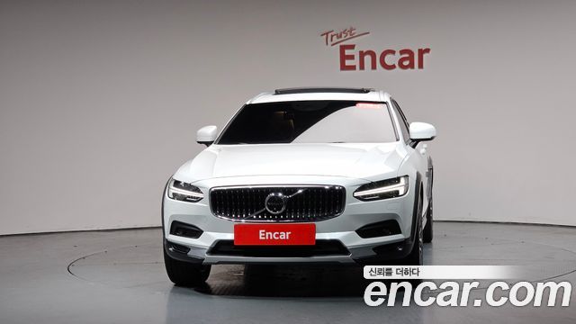 Volvo V90 Cross Country B5 Pro AWD - фото 1