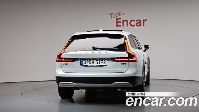 Volvo V90 Cross Country B5 Pro AWD - фото 2