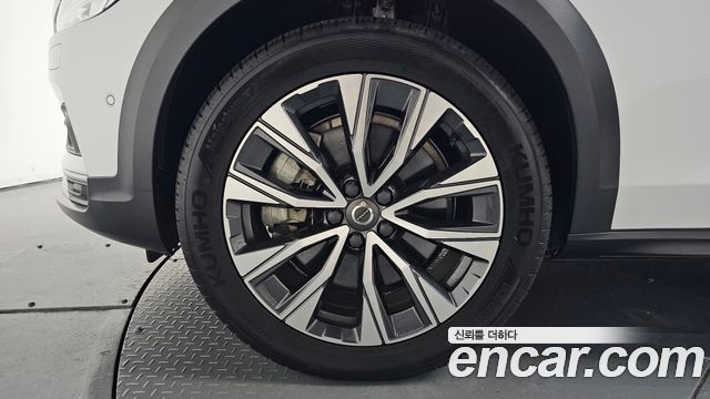 Volvo V90 Cross Country B5 Pro AWD - фото 3